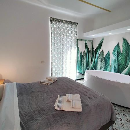 Sonnino Suite Jacuzzi Apartment Bari Luaran gambar