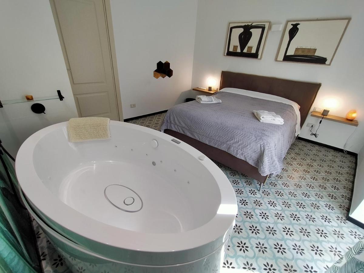 Sonnino Suite Jacuzzi Apartment Bari Luaran gambar